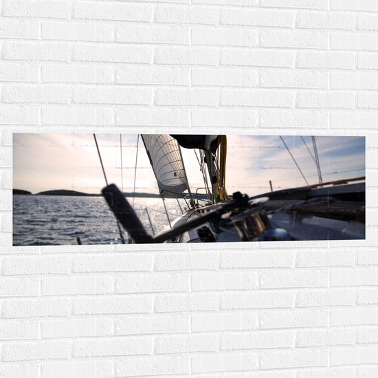 WallClassics - Muursticker - Dek van Witte Boot op de Grote Zee - 120x40 cm Foto op Muursticker