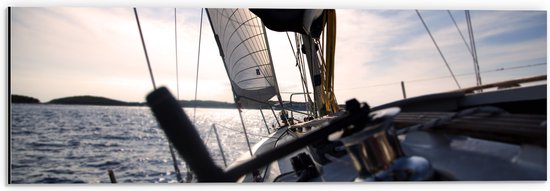 WallClassics - Dibond - Dek van Witte Boot op de Grote Zee - 60x20 cm Foto op Aluminium (Met Ophangsysteem)