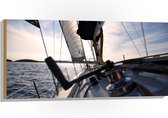 WallClassics - Hout - Dek van Witte Boot op de Grote Zee - 100x50 cm - 9 mm dik - Foto op Hout (Met Ophangsysteem)