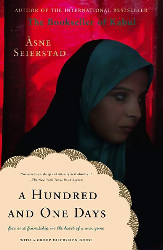 Boekcover van 'A Hundred and One Days' met op de voorgrond een meisje met een hoofddoek, op de achtergrond een rode schijn.