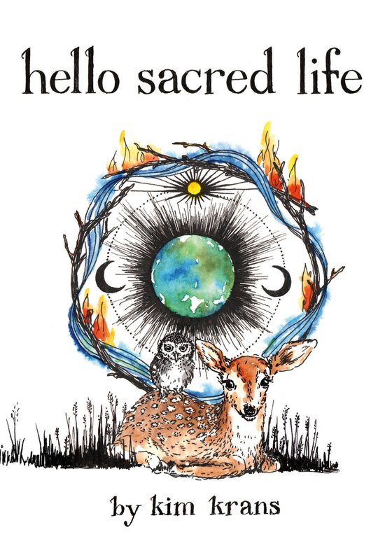 De tekst 'hello sacred life' staat boven een cirkelvormig ontwerp met takken, vuur en een aardbol. Daaronder een hertje met een uiltje.