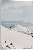 Tuinposter – Bergen met Dikke laag Sneeuw onder Dik Wolkenveld - 60x90 cm Foto op Tuinposter (wanddecoratie voor buiten en binnen)