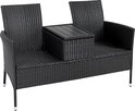 Zwarte polyrattan bank met crèmekleurige kussens, twee zitplaatsen en een tafel in het midden.