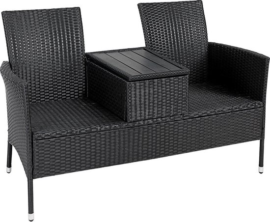 Zwarte polyrattan bank met crèmekleurige kussens, twee zitplaatsen en een tafel in het midden.