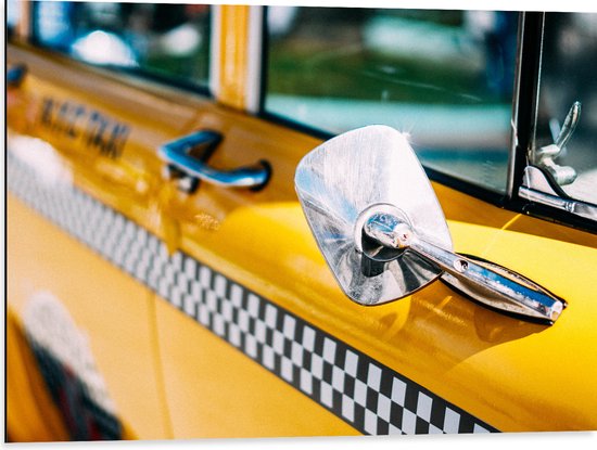 WallClassics - Dibond - Close-up van Spiegel aan Gele Schoolbus - 80x60 cm Foto op Aluminium (Wanddecoratie van metaal)