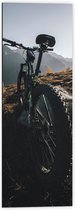 WallClassics - Dibond - Geparkeerde Mountainbikefiets in Berglandschap - 40x120 cm Foto op Aluminium (Met Ophangsysteem)