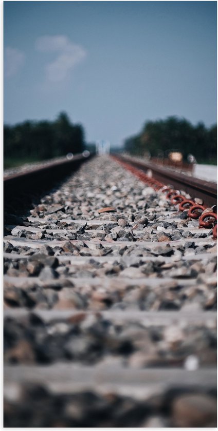 WallClassics - Poster Glanzend – Close-up van Stenen op het Spoor - 50x100 cm Foto op Posterpapier met Glanzende Afwerking