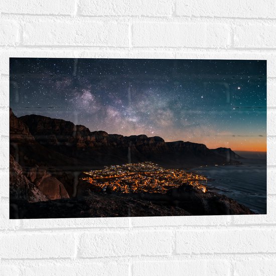 WallClassics - Muursticker - Verlichtte Stad onder Sterren - 60x40 cm Foto op Muursticker