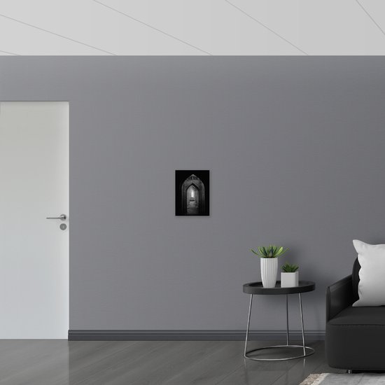 WallClassics - Plaque de Mousse PVC - Couloir Sombre dans une Église - Zwart Wit - Photo 30x40 cm sur Plaque de Mousse PVC