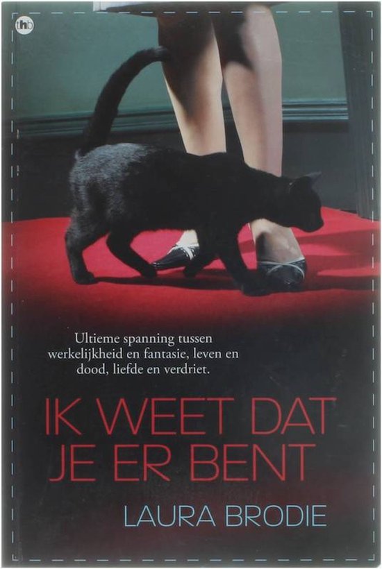 Zwarte kat op een rode vloer voor de benen van een vrouw in hakken. "IK WEET DAT JE ER BENT" - LAURA BRODIE.