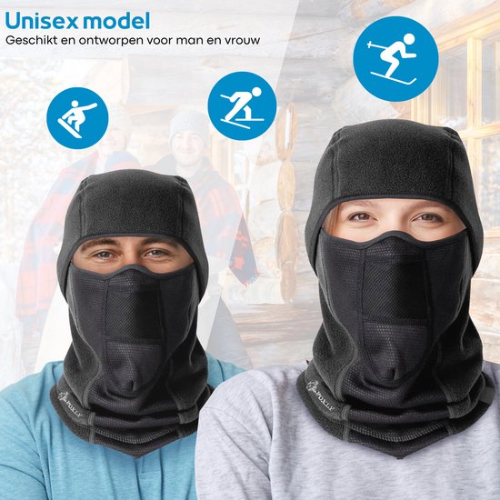 Een man en een vrouw dragen beide een zwarte bivakmuts. Unisex model. "Unisex model".