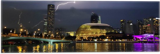 WallClassics - Vlag - Bliksem bij het Theater Esplanade - Singapore - 60x20 cm Foto op Polyester Vlag