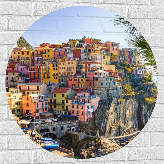 WallClassics - Muursticker Cirkel - Gekleurde Huizen op de Berg - Italië - 80x80 cm Foto op Muursticker