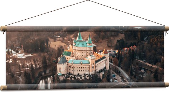 WallClassics - Textielposter - Kasteel Bojnice tussen de Bomen - Slowakije - 90x30 cm Foto op Textiel