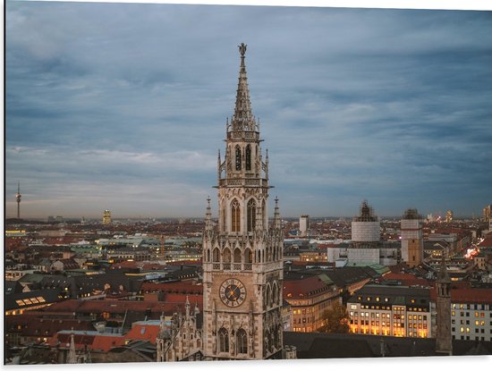 WallClassics - Dibond - Bovenkant van het Stadhuis New Town Hall - 80x60 cm Foto op Aluminium (Wanddecoratie van metaal)