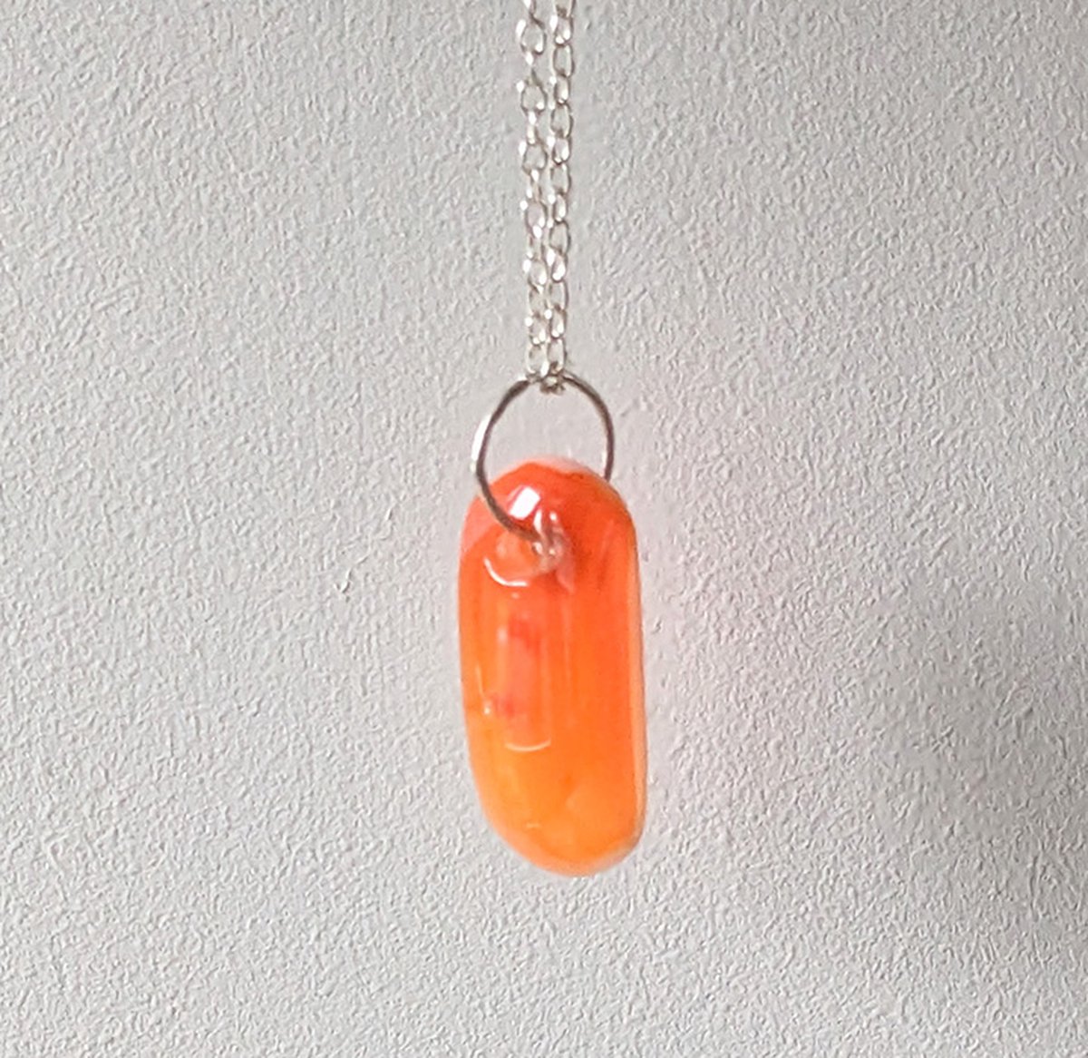 M-apART-hanger-glasfused-oranjewit-925-zilver-detail