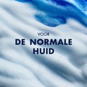 Close-up van blauw-witte scheerschuim. "Voor de normale huid".