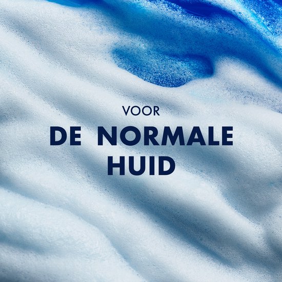 Close-up van blauw-witte scheerschuim. "Voor de normale huid".