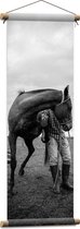 WallClassics - Textielposter - Persoon met Paard in het Zwart Wit - 30x90 cm Foto op Textiel