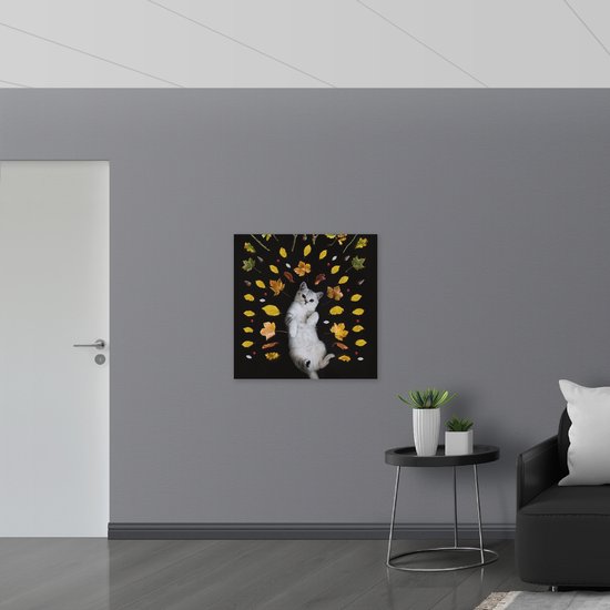 WallClassics - Muursticker - Liggende Kat omringt door Blaadjes - 80x80 cm Foto op Muursticker