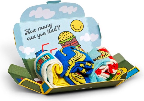 Open cadeauverpakking met opgerolde sokken met bananen-, hamburger- en drankprint.