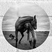WallClassics - Muursticker Cirkel - Persoon met Paard in het Zwart Wit - 20x20 cm Foto op Muursticker