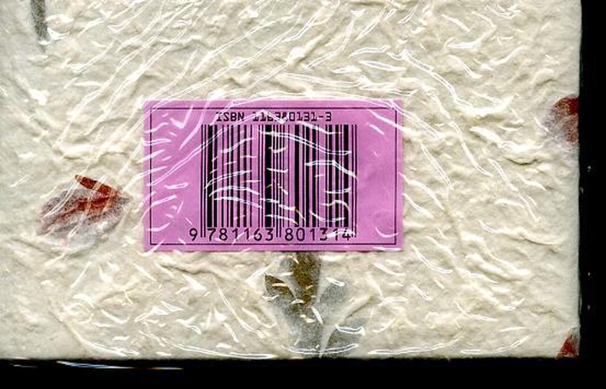 Boek in verpakking met paars etiket met ISBN en barcode. De kaft is crème met bladeren en textuur.