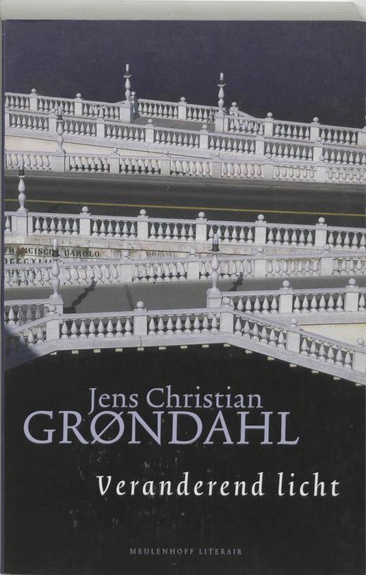Boekomslag 'Veranderend licht' van Jens Christian Grøndahl met een afbeelding van een witte balustrade op bruggen.
