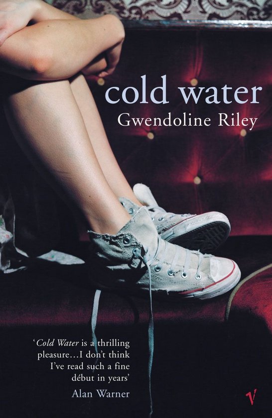 Couverture du livre 'Cold Water' de Gwendoline Riley, gros plan d'une femme assise sur un canapé rouge, vêtue d'un jean gris et de Converse All-Stars blanches.