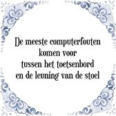 Tegeltje met Spreuk (Tegeltjeswijsheid): De meeste computerfouten komen voor tussen het toetsenbord en de leuning van de stoel + Kado verpakking & Plakhanger