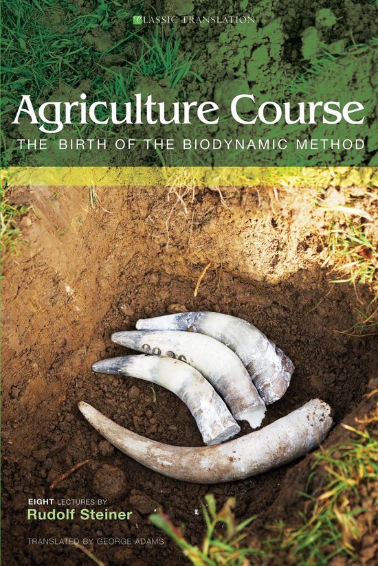 Boek "Agriculture Course", de geboorte van de biodynamische methode. Achtergrond van gras en aarde met vier koehoorns in een gat.