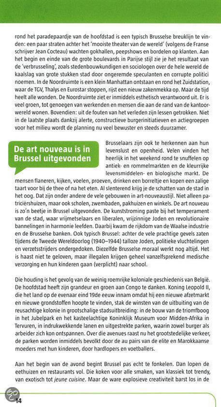 Twee kunstwerken in art-nouveau-stijl op een muur, met bloemen en abstracte patronen.