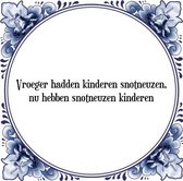 Tegeltje met Spreuk (Tegeltjeswijsheid): Vroeger hadden kinderen snotneuzen, nu hebben snotneuzen kinderen + Kado verpakking & Plakhanger