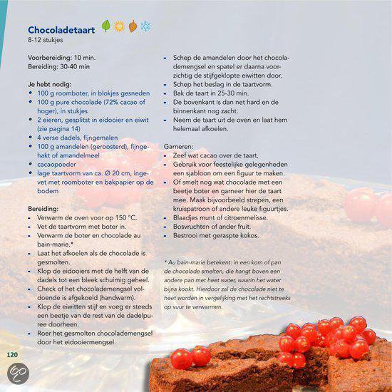 Chocoladetaart, rijkelijk gedecoreerd met rode bessen en op een houten plank.