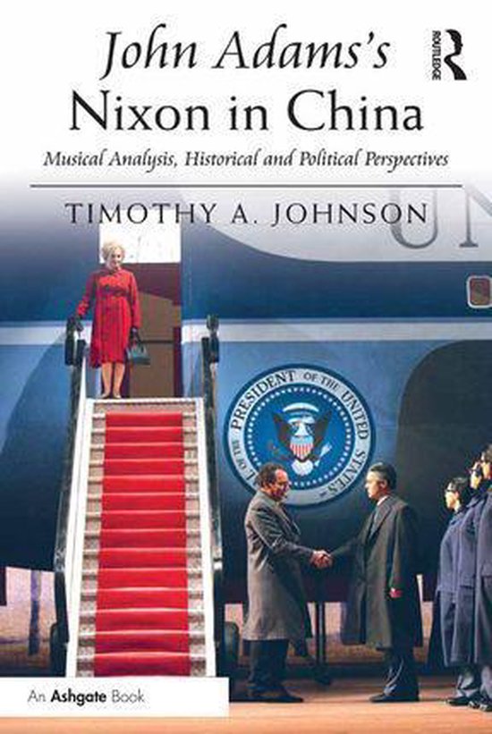 Boekcover van John Adams's Nixon in China met een rode loper die naar een vliegtuig leidt waar een vrouw in rood staat. Twee mannen schudden elkaar de hand.