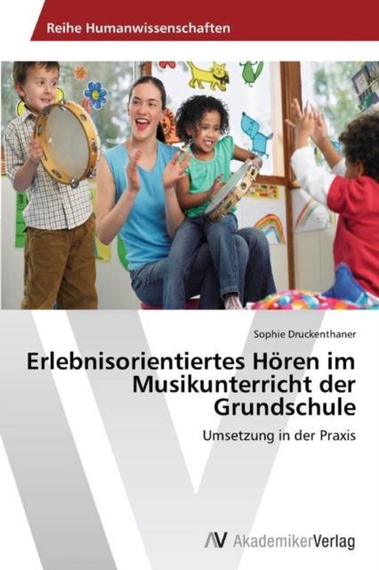 Une enseignante et trois enfants jouent d'instruments de musique dans une salle de classe, avec des affiches éducatives en arrière-plan.