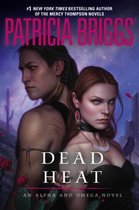 Boekomslag van "Dead Heat" van Patricia Briggs met een man en vrouw in een woestijnlandschap.