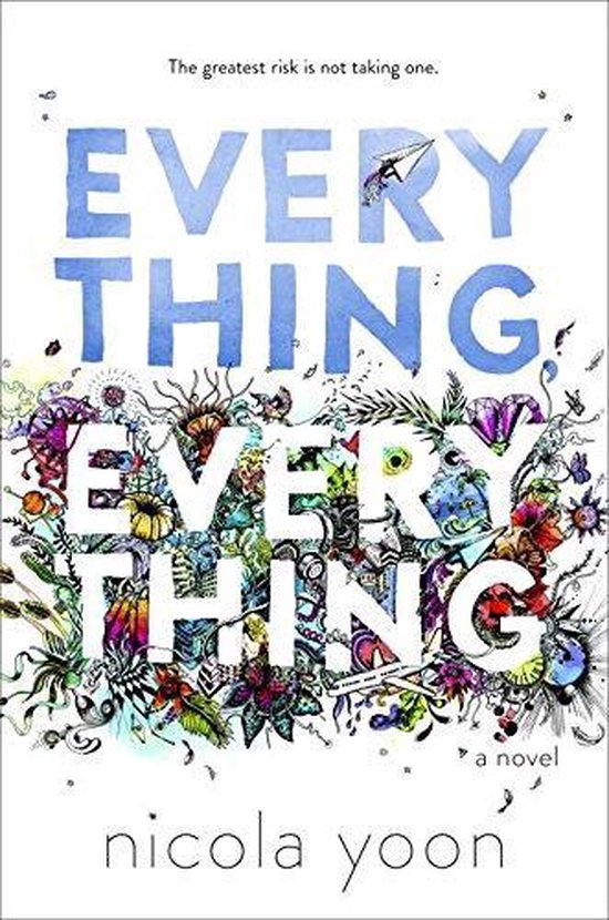 Livre "Everything, Everything" par Nicola Yoon. Lettres bleues au-dessus d'illustrations colorées et complexes de fleurs et de formes abstraites.