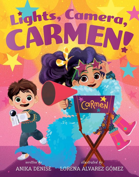 Boekcover met de titel "Lights, Camera, CARMEN!". Een meisje met een grote blauwe boa en een megafoon zit in een regisseursstoel. Een jongen met een videocamera staat ernaast.