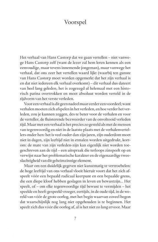 Tekstpagina uit een boek met een voorwoord dat de lezer introduceert in het verhaal en de thematiek van 'De Toverberg'.