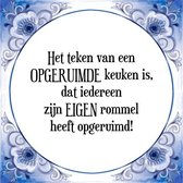 Tegeltje met Spreuk (Tegeltjeswijsheid): Het teken van een OPGERUIMDE keuken is, dat iedereen zijn EIGEN rommel heeft opgeruimd! + Kado verpakking & Plakhanger