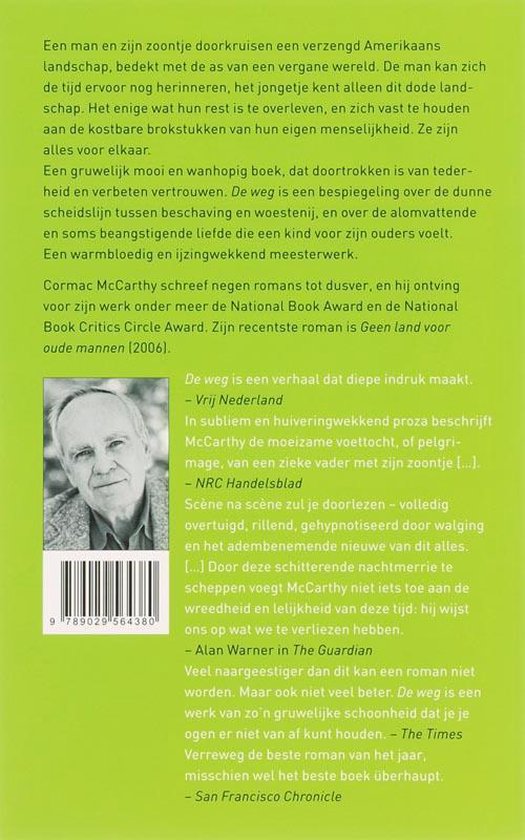 Achterkant van het boek 'De Weg' van Cormac McCarthy, met een foto van de auteur en recensies.