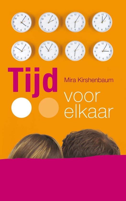 Boek 'Tijd voor elkaar' met acht klokken en twee personen van achteren gezien.