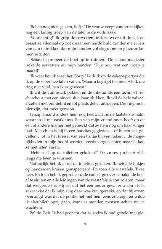 Drie mannen en twee vrouwen die een groepsuitje aan het plannen zijn, terwijl ze op kantoor werken.