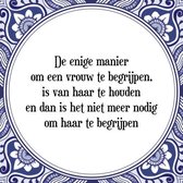 Tegeltje met Spreuk (Tegeltjeswijsheid): De enige manier om een vrouw te begrijpen, is van haar te houden en dan is het niet meer nodig om haar te begrijpen + Kado verpakking & Pla