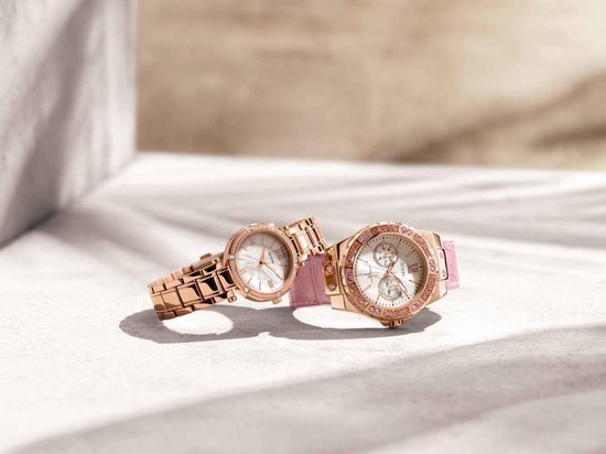 Guess Limelight Dameshorloge Guess Limelight Horloge Voor Dames - Multi-dial, Roségoud Kast & Blauwe Siliconen Band