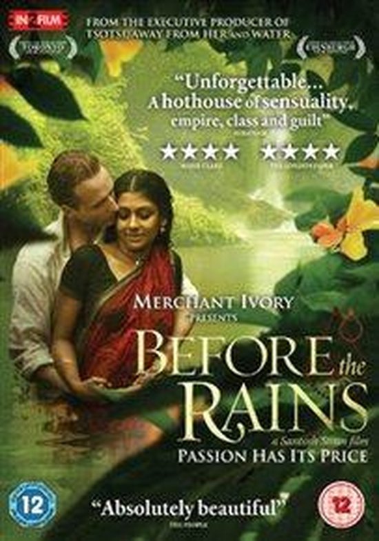 Een man en vrouw in het water, omringd door groene bladeren en gele bloemen. De man kust de vrouw op haar wang. De titel 'Before the Rains' is zichtbaar.