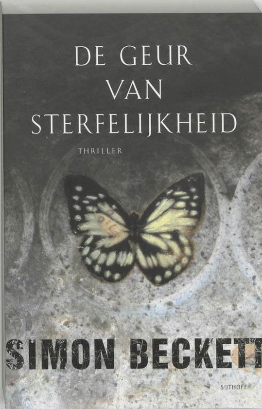 Boekcover: "De Geur Van Sterfelijkheid" door Simon Beckett. Grijze achtergrond met vlinder en tekst.