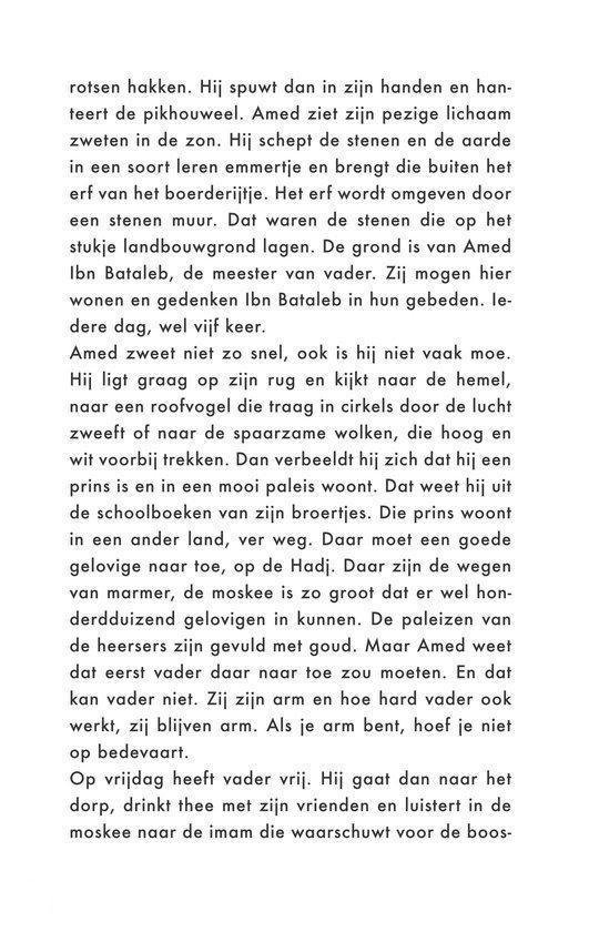Amed helpt zijn vader met het schoonmaken van de grond. Hij vindt een muntje.