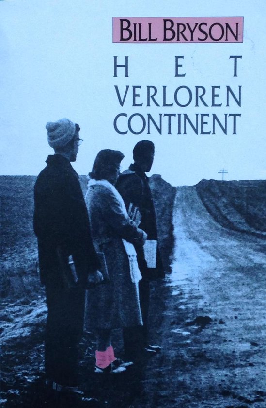 Trois personnes se tiennent en plein air, le titre du livre 'Het Verloren Continent' de Bill Bryson est en haut.